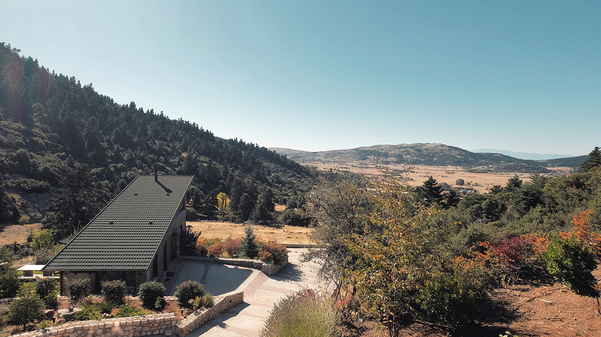 WILL BRUDER CLADS A MOUNTAIN HOME IN ASPEN